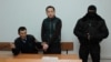 Фигуранты дела «джихадистов» Кенжебек Абишев (слева) и Алмат Жумагулов, которых внесли в список казахстанских политзаключенных, в суде, где их обвиняют в «пропаганде терроризма». Они отвергли обвинения. Алматы, 26 сентября 2018 года.