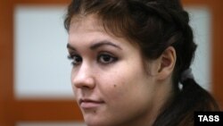 Александра Иванова (Варвара Караулова) в зале суда в Москве 6 октября 2016 года.