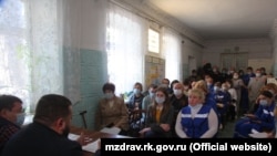 Сотрудники керченской станции скорой помощи на встрече с руководством российского Минздрава Крыма, 10 мая 2020 года