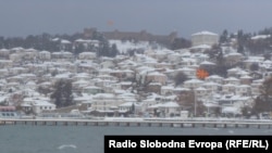 Снег во Охрид.