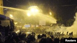 Poliția a folosit tunuri cu apă pentru a dispersa protestatarii