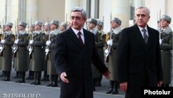 Armenia - President Serzh Sarkisian (L) meets with his Lebanese counterpart Michel Suleiman, Yerevan, 09Dec2011