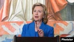 Armenia -- U.S. Secretary of State Hillary Clinton addresses journalists and civic activists in Yerevan, 5July 2010.