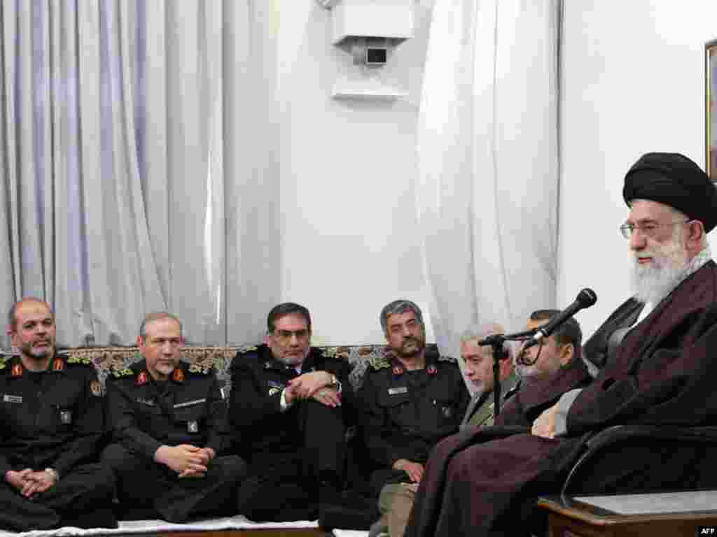 Ирнаскиот верски лидер Ајатолах Али Хаменеи на средба со ирански воени команданти во Техеран