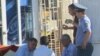 Полиция контролирует продажу сигарет в Мары и Туркменабаде, женщин изгоняют из очередей 