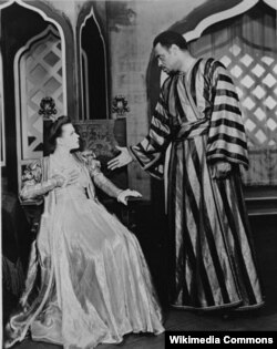 Uta Hagen 'Otello' tamaşasında Desdomona rolunda