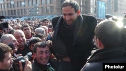 Armenia -- Nikol Pashinian is greeted by opposition supporters that barricaded themeselves in Yerevan,March 1, 2008.