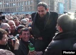 Nikol Pashinian is greeted by opposition supporters in Yerevan on March 1, 2008.