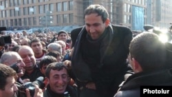 Nikol Pashinian is greeted by opposition supporters in March 2008