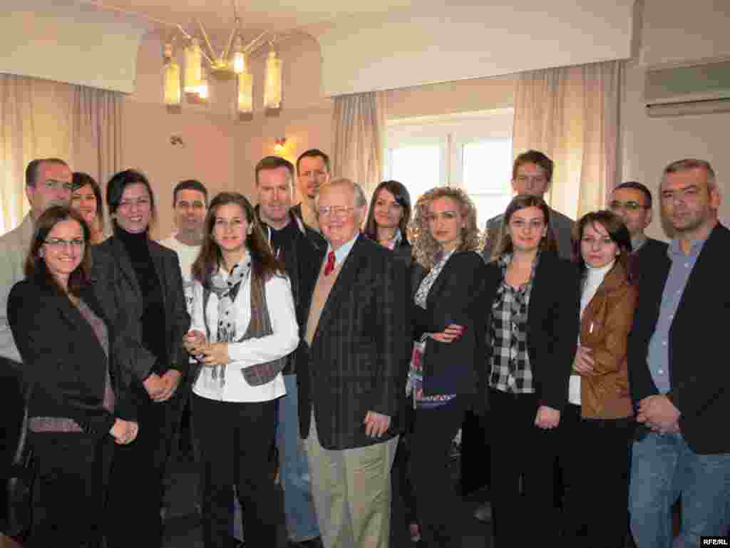 Američki governer Victor Ashe posjetio je RSE dopisništvo u Prištini, 11. novembar 2011.