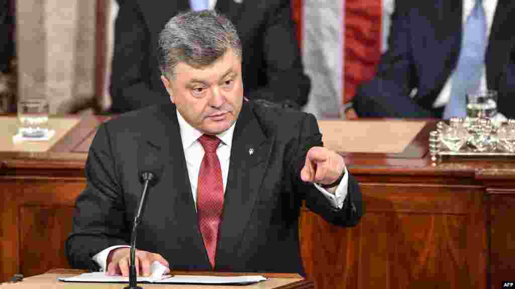 Президент Украины Петр Порошенко во время выступления в конгрессе США 18 сентября призвал мировое сообщество не оставлять Украину один на один с «российской агрессией». Он сказал, что под предлогом защиты русскоязычных Москва может начать войну с другими странами. «Кроме Украины, русскоязычные сейчас живут в Молдове, Грузии, Казахстане, странах Балтии, Польше, даже в Германии достаточно большое меньшинство, в Болгарии. Молдова, Грузия, Украина... Кто следующий?» - сказал украинский президент.