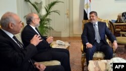  محمد مرسی رئیس جمهور مصر علی اکبر صالحی وزیر خارجه ایران و محمد کامل عمرو وزیر خارجه مصر در روز پنجشنبه در قاهره