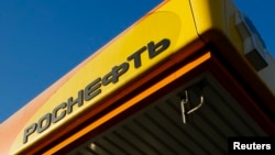 Логотип компании "Роснефть" на автозаправочной станции. Иллюстративное фото. 