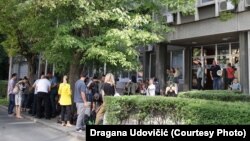 Novinari okupljeni ispred zatvorenih vrata Fakulteta političkih nauka u Beogradu, tokom trajanja druge runde razgovora predstavnika vlasti i opozicije, Beograd, 9. avgust