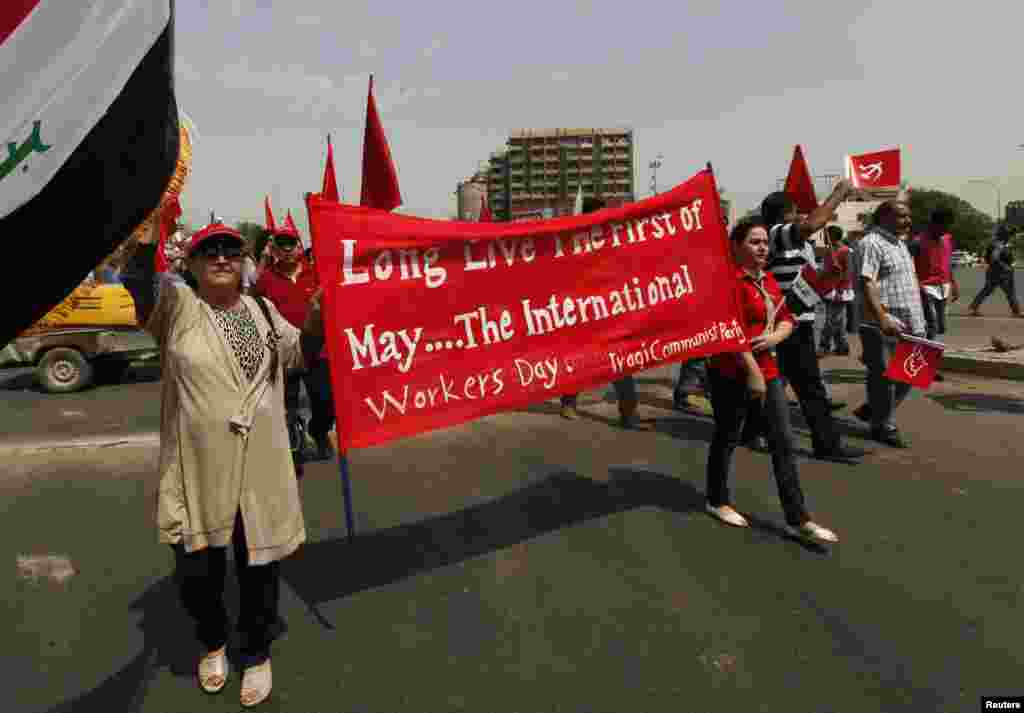 Приврзаници на Комунистичката партија на Ирак го одбележуваат Денот на трудот во Багдад. 