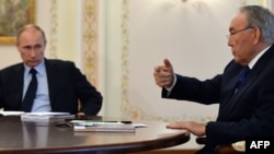 Қазақстан президенті Нұрсұлтан Назарбаев (оң жақта) Ресей президенті Владимир Путинмен кездесіп отыр. Мәскеу, 5 наурыз 2014 жыл