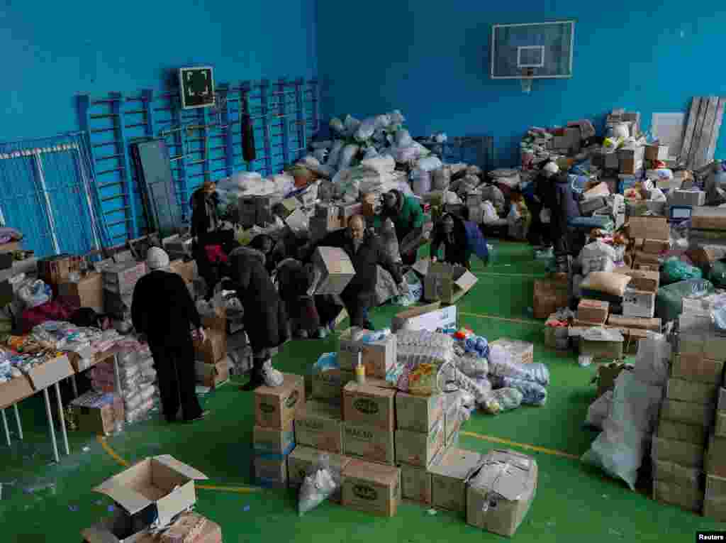 Волонтери сортують гуманітарну допомогу, привезену для мешканців Авдіївки. Авдіївка, 5 лютого 2017 року