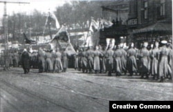 Украинские революционные солдаты на улицах Киева, 1917 год