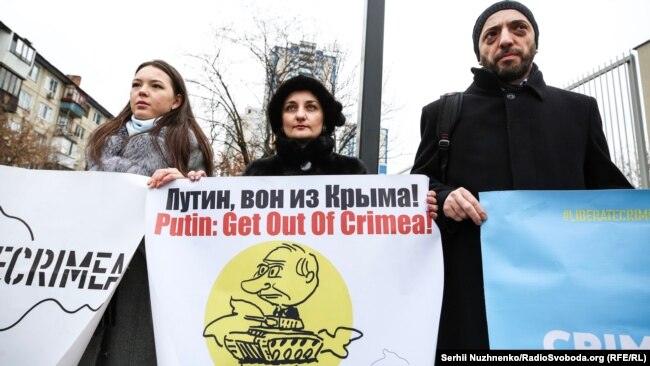 Во время пикета у посольства США в Украине в 25-ю годовщину подписания Будапештского меморандума. В этот же день был проведен пикет и у посольства России. Киев, 5 декабря 2020 года