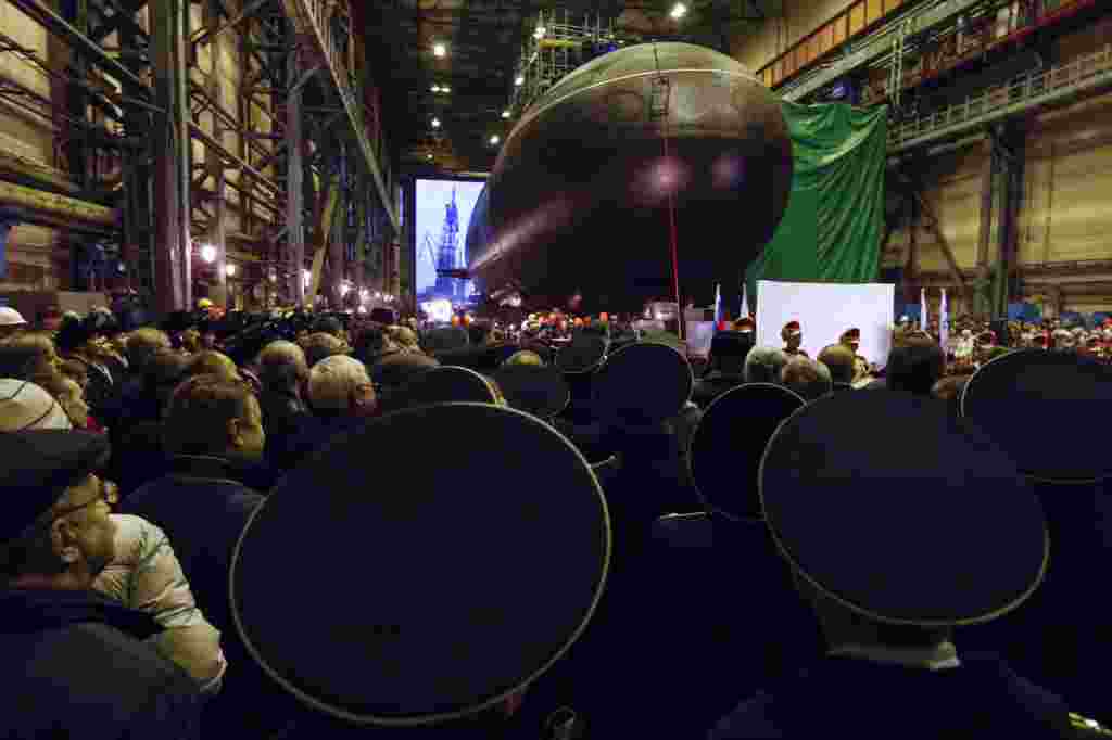 Rusiyalı hərbçilər və işçilər dizel- elektriklə işləyən yeni &quot;Novorossiysk&quot; sualtı gəmisinin təqdimatı zamanı