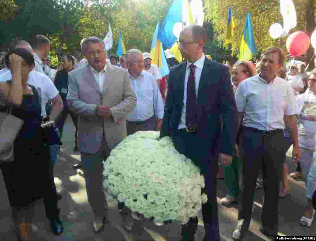 Представники Об&rsquo;єднаної опозиції, які обрали Тимошенко першою у виборчому списку до Ради, приїхали на річницю ув&#39;язнення до Харкова і передали у лікарню букет із 365 троянд, по одній на кожен день за ґратами.