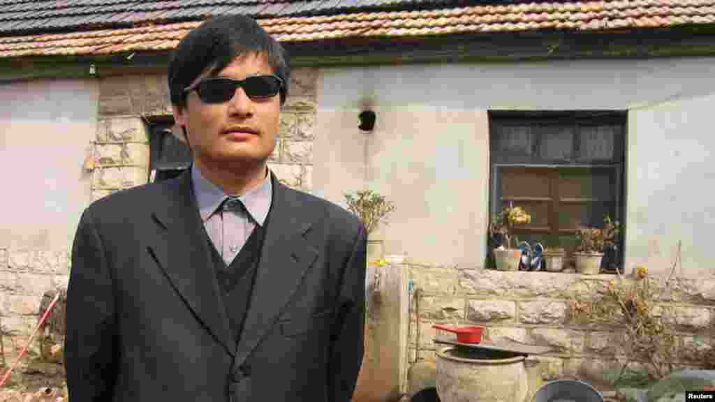 Chen Guangcheng (12 n&euml;ntor 1971) &euml;sht&euml; aktivist kinez, q&euml; ka punuar n&euml; &ccedil;&euml;shtjet e t&euml; drejtave t&euml; njeriut n&euml; Kin&euml;. I verb&euml;r q&euml; nga &nbsp;mosha e re, Chen &euml;sht&euml; p&euml;rshkruar shpesh si nj&euml; &quot;avokat&quot;, i cili mbron t&euml; drejtat e grave dhe mir&euml;qenien e t&euml; varf&euml;rve. Ai &euml;sht&euml; i njohur p&euml;r publikimin e dyshimeve p&euml;r abuzime n&euml; familje, praktikat e planifikimit familjar, pretendimet p&euml;r dhun&euml; dhe abortet e detyruara. Pas 4 vjet&euml;sh, Chen u arratis nga arresti sht&euml;piak n&euml; prill 2012 dhe k&euml;rkoi strehim n&euml; ambasad&euml;n amerikane n&euml; Pekin. Muaj m&euml; pas, ai emigroi n&euml; SHBA me gruan e tij dhe dy vajzat. 