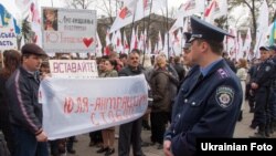 Собравшиеся у здания суда сторонники и противники Юлии Тимошенко