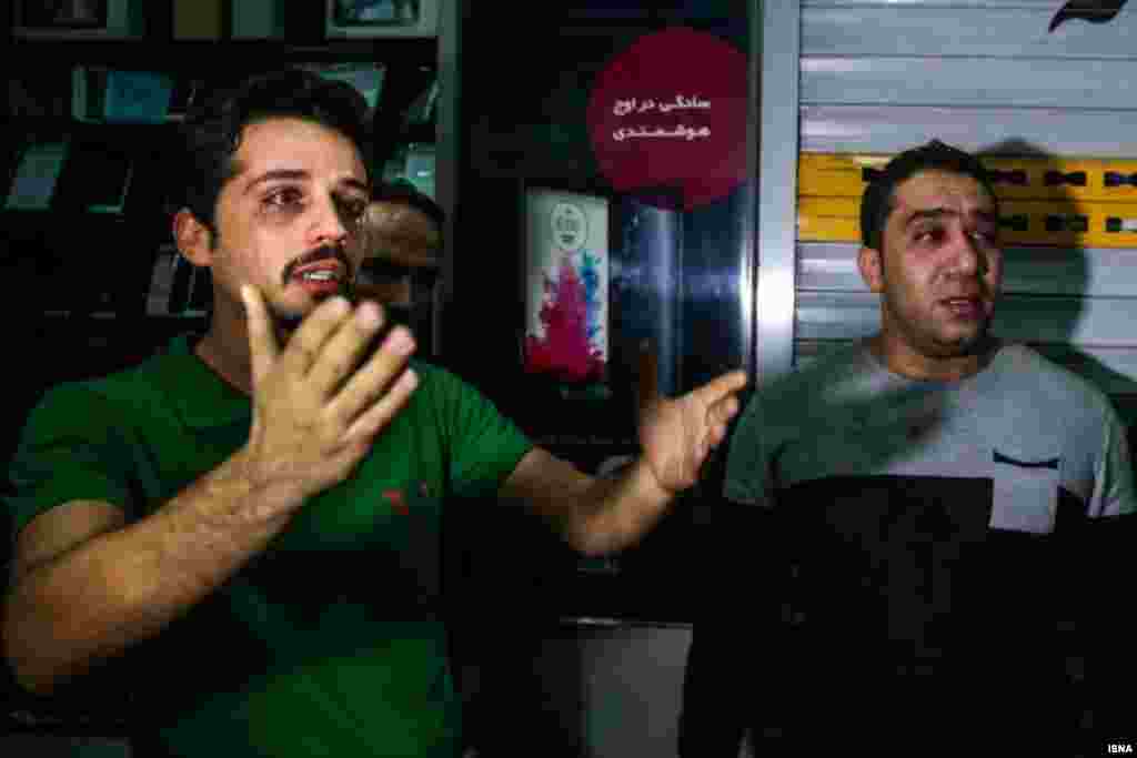 کاسبان مبهوت جمهوری؛ چند مغازه&zwnj;دار پاساژ علاءالدین تهران، با بهت و حیرت و اشک، در حال تماشای تخریب مغازه&zwnj;هایشان توسط شهرداری هستند.
