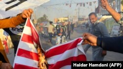 Iračani pale američku nacionalnu zastavu nakon napada koje su izvele američke snage u blizini Al-Qaima, 30. decembra 2019. godine