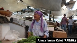 Пожилые люди зарабатывают себя на жизнь за счет своих огородов. Бишкек