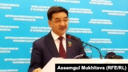 Партия хатшысы Жамбыл Ахметбеков. Көрнекі сурет.