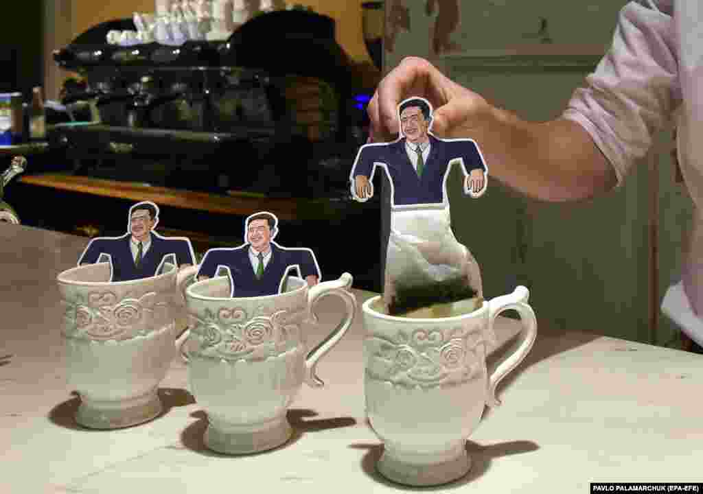 Чай з етикеткою із зображенням новообраного президента України Володимира Зеленського, який продають в одному з кафе у Львові, 16 травня 2019 року