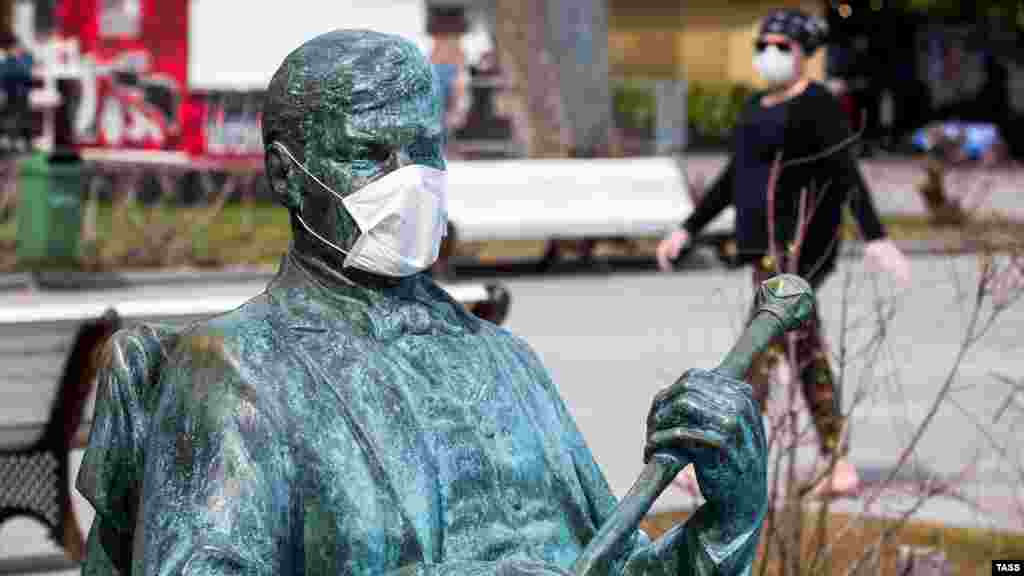 Один із ялтинських пам&#39;ятників теж одягнений у захисну маску