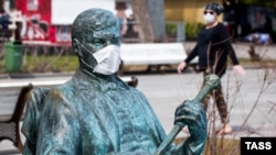 Памятник Михаилу Пуговкину в Ялте, 30 марта 2020 года
