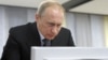 На тот момент премьер-министр России Владимир Путин в тюменском филиале библиотеки им. Ельцина, 2010 год