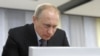 Речник президента Росії Володимира Путіна (на фото) Дмитро Пєсков заявив, що в нього урядові сайти працюють