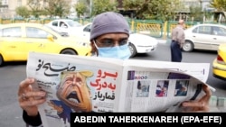 Čovjek čita iranske dnevne novine ‘Sobhe Nou’ s nacrtanom karikaturom američkog predsjednika Donalda Trampa i naslovom "Kockaru, idi dovraga" u Teheranu, 7. novembra.