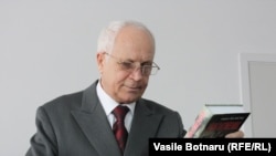 Generalul în rezervă Ion Costaș prezentînd volumul său de memorii