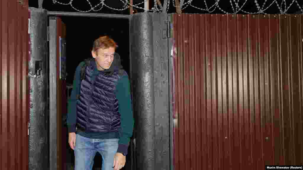 Navalnîi părăsind o închisoare din Moscova în octombrie 2018, după ce și-a ispășit pedeapsa de 20 de zile sub acuzația de organizare de proteste ilegale.