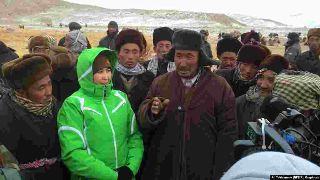 Памирлик кыргыздардын өкүлү&nbsp;кыргыз бийлигинен&nbsp;мектеп, оорукана салып, дарыгер, мугалим бөлүп берүүнү өтүндү.