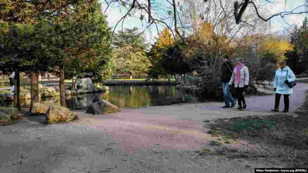 У прудов прогуливаются посетители Ботанического сада