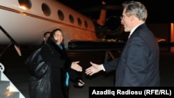 ABŞ-ın Azərbaycandakı səfiri Robert Cekuta Dövlət Katibinin müavini Victoria Nuland-ı axşam saatlarında Bakıda hava limanında qarşılayarkən. Foto ABŞ-ın Azərbaycadnakı səfirliyinin Twitter hesabından götürülüb. 16 fevral 2015