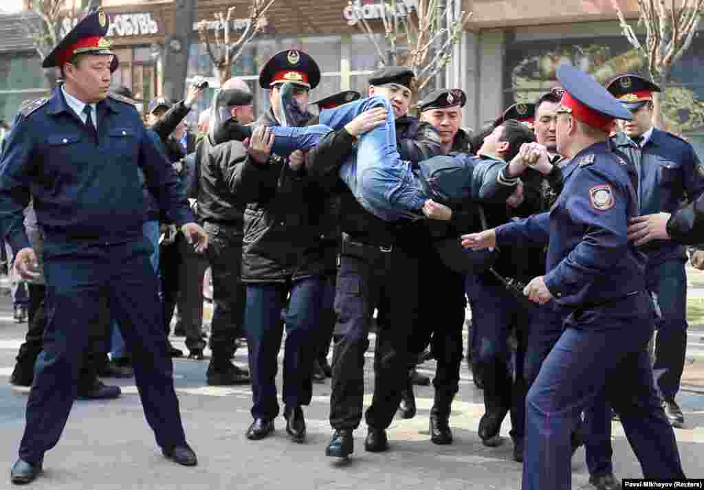 Паліцыя ў Алмаце затрымлівае удзельніка мітынгу супраць перайменаваньня сталіцы Казахстану Астаны ў Нур-Султан.