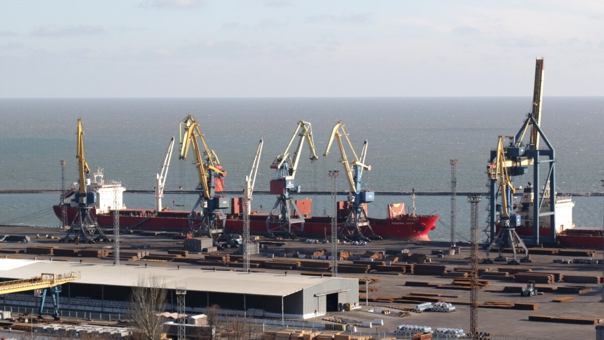 У Маріупольському порту війська РФ взяли в полон членів екіпажу ще одного судна – Денісова