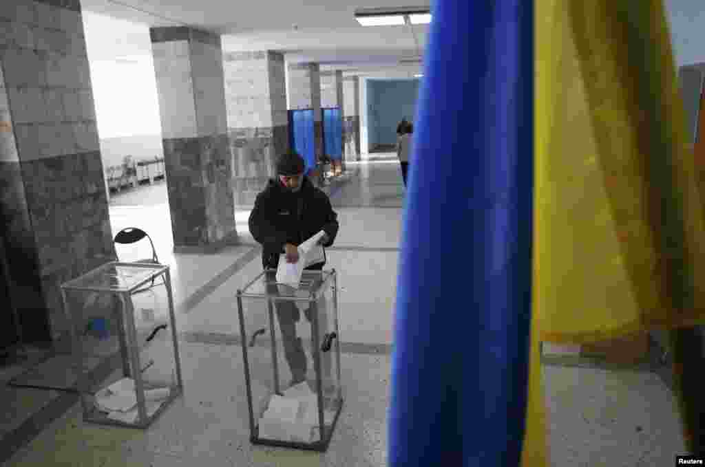 Голосование на выборах в Верховную Раду. Город Волноваха на юго-западе Донецкой области, 26 октября 2014 года.