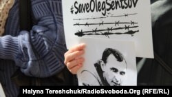 14 травня Олег Сенцов оголосив безстрокове голодування з вимогою звільнити всіх українських політв’язнів, які перебувають в російських в’язницях