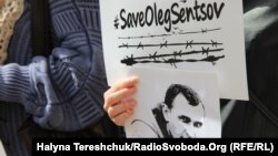 З вимогою негайно звільнити Олега Сенцова до Росії неодноразово зверталися міжнародні організації, західні уряди, митці й активісти в усьому світі