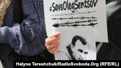 14 травня Олег Сенцов оголосив безстрокове голодування з вимогою звільнити всіх українських політв’язнів, які перебувають в російських в’язницях