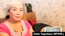 Шолпан Абдибакас, сестра заключенного Ерганата Тараншиева. Микрорайон Шанырак-2 города Алматы, 22 октября 2016 года.