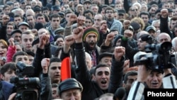 Armenia - Supporters of opposition leader Raffi Hovannisian rally in Yerevan's Liberty Square, 20Feb2013.
